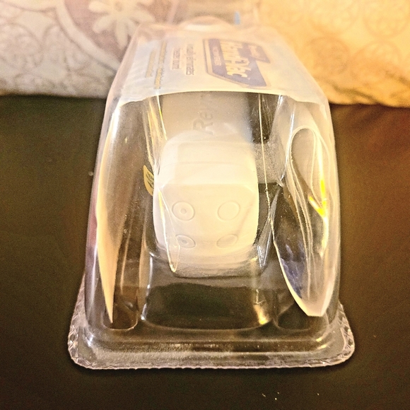 Reynolds handi-vac vacuum sealer starter kit! Never been opened! - Picture 5 of 7